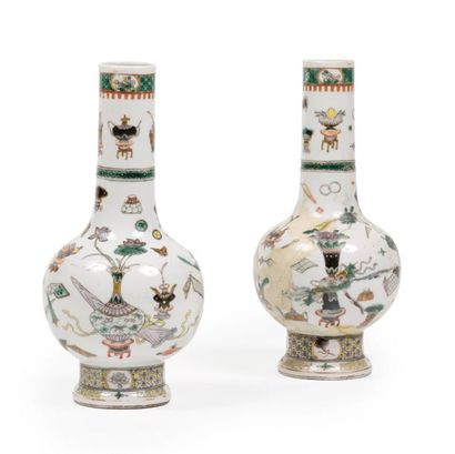 CHINE - XIXe siècle Paire de vases balustre à col étroit en porcelaine décorée en...