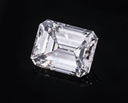  Bague en or gris 18K (750°/00) et platine (950°/00) ornée d'un diamant taillé en...