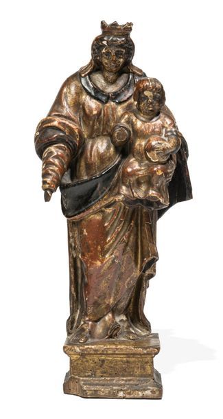 null Vierge à l'Enfant en bois sculpté et doré.
XVIIe siècle.
H. 41, 5 cm.
(Manq...