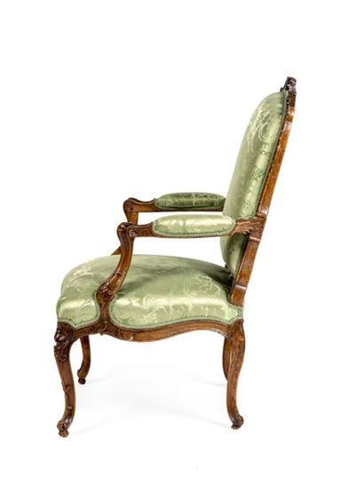 null Suite de quatre fauteuils à la Reine en bois naturel finement sculpté de cartouches...