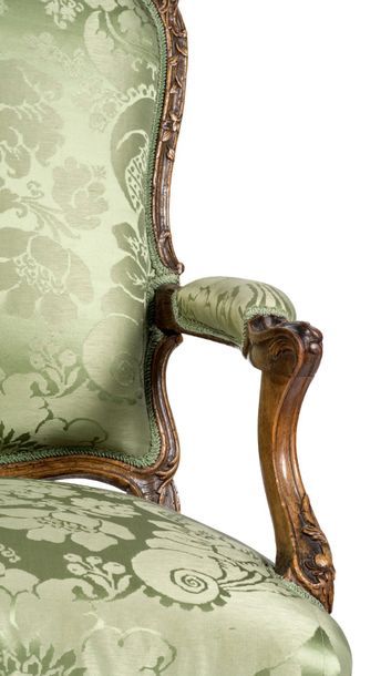  Suite de quatre fauteuils à la Reine en bois naturel finement sculpté de cartouches...