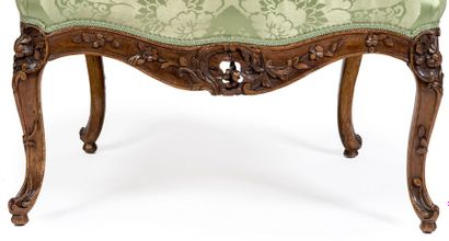  Suite de quatre fauteuils à la Reine en bois naturel finement sculpté de cartouches...