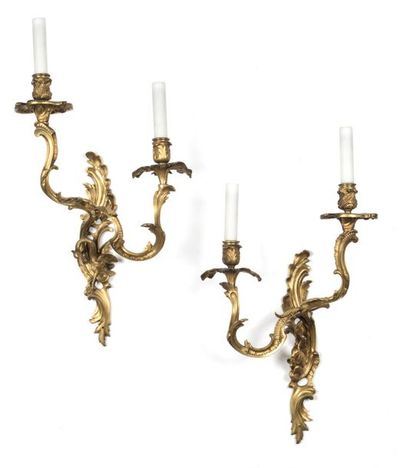  Paire d'appliques à deux bras de lumière en bronze ciselé et doré à décor de palmes...