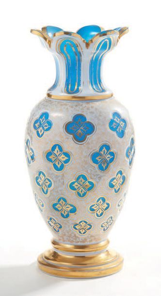 null Vase balustre à col dentelé en verre overlay bleu et blanc rehaussée d'or. Dé­cor...