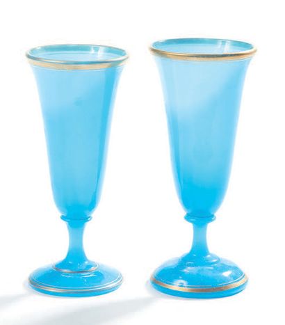 null Paire de vase cornet en opaline bleu à filets or.
XIXe siècle.
H. 16 cm.