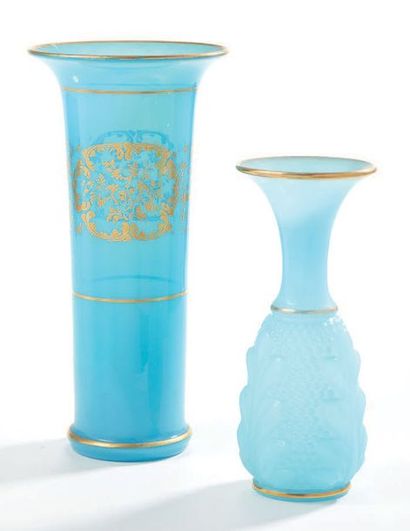 null Deux vases en opaline bleu et or, l'un en forme de cornet, l'autre en forme...