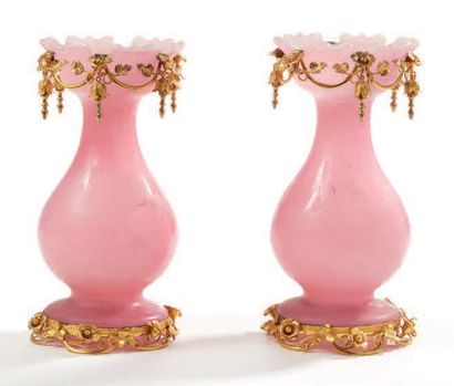 null Paire de vases balustre à col dentelé en opaline rose à monture de métal doré...
