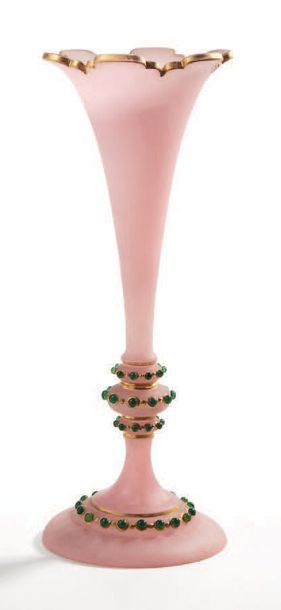 null Vase cornet à col dentelé en opaline rose ornée de cabochons poly­chromes.
XIXe...