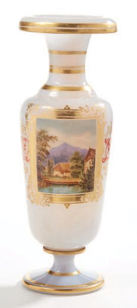null Vase balustre en opaline blanche à filet or et cartouche à décor polychrome...