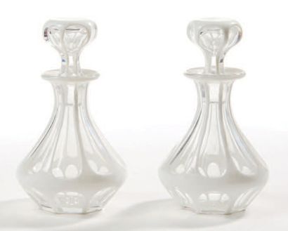 null Paire de flacons double en verre overlay facetté clair et blanc.
XIXe siècle.
H....