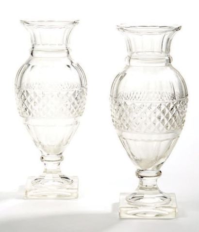null Paire de vases balustre de forme ovoïde en cristal taillé de cotes et diamanté....