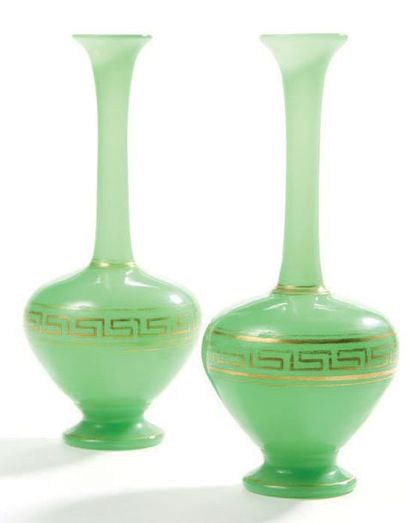 null Paire de vases à long col en opaline verte et or à décor de filets et d'une...