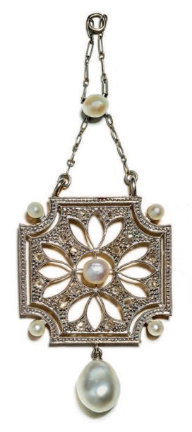 null Pendentif carré ajouré en or gris 18K (750°/00) et platine (950°/00). Le motif...