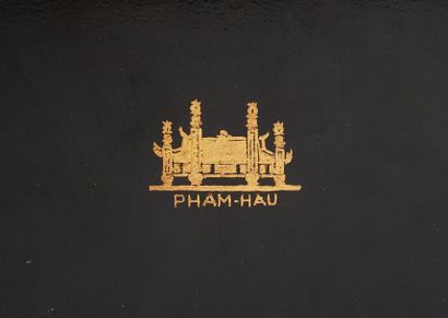 Pham Hau (1903 - 1995) 
Boîte de forme rectangulaire en bois laqué à décor de maison...