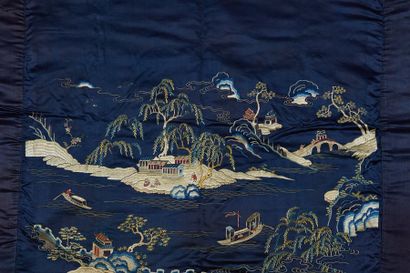 CHINE - Fin XIXe siècle Panneau décoratif en soie bleue foncée, brodé aux fils polychromes...