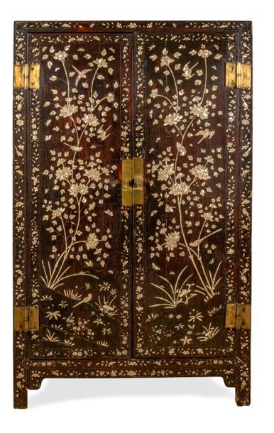 CHINE - Fin Epoque MING (1368 - 1644), XVIIe siècle 
Armoire en bois laqué noir et...