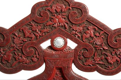 CHINE - XIXe siècle 
Plaque en laque sculptée en forme de double gourde, à décor...
