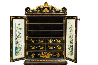 CHINE, Canton - XIXe siècle 
# Cabinet en laque noire et or ouvrant à deux portes...