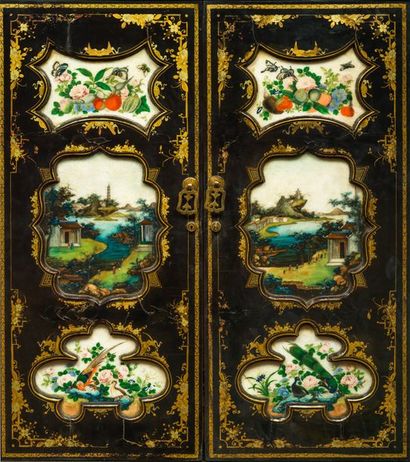 CHINE, Canton - XIXe siècle 
# Cabinet en laque noire et or ouvrant à deux portes...