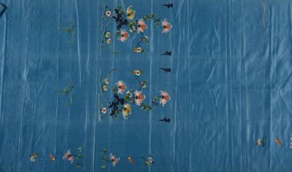CHINE - XIXe siècle 
Panneau rectangulaire en soie bleue à décor brodé aux fils polychromes...
