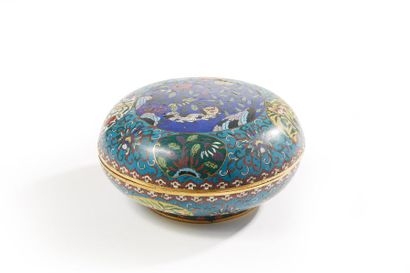 CHINE - XIXe siècle 
Boite de forme ronde en bronze doré et émaux cloisonnés à décor...