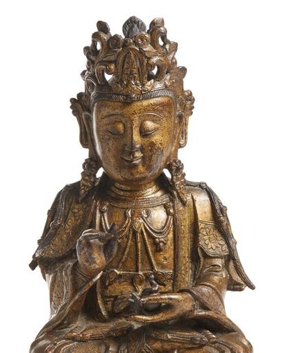 CHINE - Epoque MING (1368 - 1644) 
Statuette de Guanyin en bronze laqué or, assise...