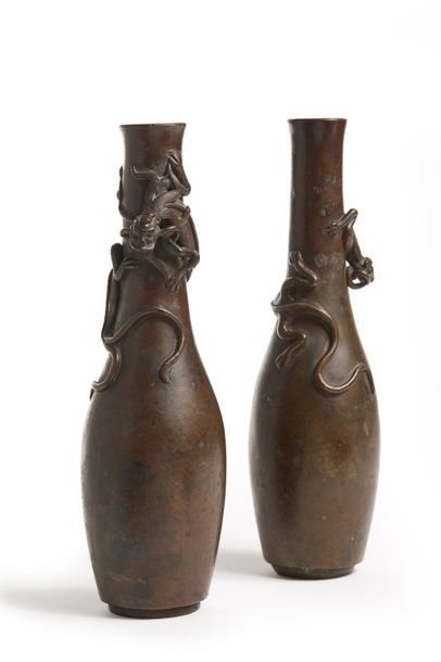 CHINE - XIXe siècle 
Paire de vases en bronze à patine brune, à décor en relief de...