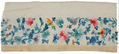 CHINE - Vers 1900 Ensemble de deux panneaux en mousseline de soie écrue à décor brodé...