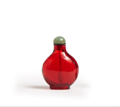 CHINE - XIXe siècle 
Petit flacon tabatière arrondi en verre rouge translucide.
H....