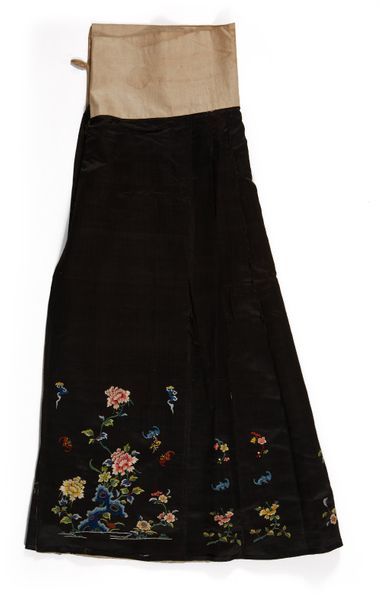 CHINE - Vers 1900 Jupe (Mamianqun) en soie noire, à décor brodée aux fils polychromes...