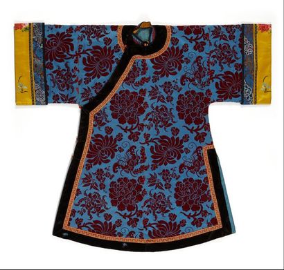 CHINE - XIXe siècle Veste en velours (dit “zhang rong”) bordeaux et bleu à décor...