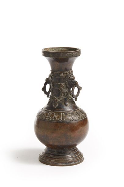 CHINE - XVIIIe siècle Vase de forme balustre en bronze à patine brune à deux anses...