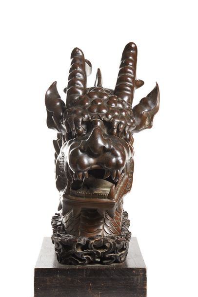 INDOCHINE - XIXE SIÈCLE 
Importante tête de dragon en bronze à patine brune, le cou...