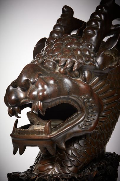 INDOCHINE - XIXE SIÈCLE Importante tête de dragon en bronze à patine brune, le cou...