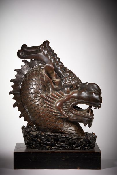INDOCHINE - XIXE SIÈCLE 
Importante tête de dragon en bronze à patine brune, le cou...
