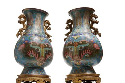 CHINE - XIXe siècle 
Paire de vases hu en bronze doré et émaux cloisonnés à décor...