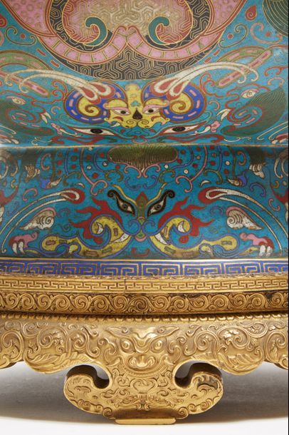 CHINE - XIXe siècle 
Paire de vases hu en bronze doré et émaux cloisonnés à décor...