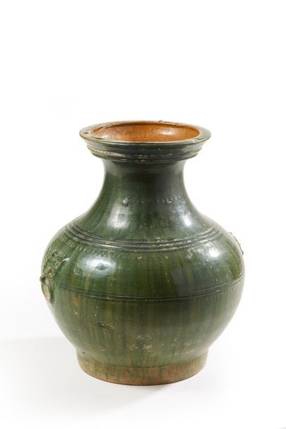 CHINE Epoque HAN (206 av. JC - 220 ap. JC) 
Vase de forme “hu” en terre cuite émaillée...