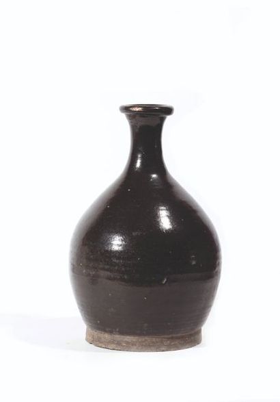 CHINE - Epoque YUAN (1279 - 1368) 
Vase bouteille à col étroit et bourrelé en grès...