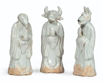CHINE - Epoque SONG (960 - 1279) 
Trois statuettes de personnages à têtes de buffle,...