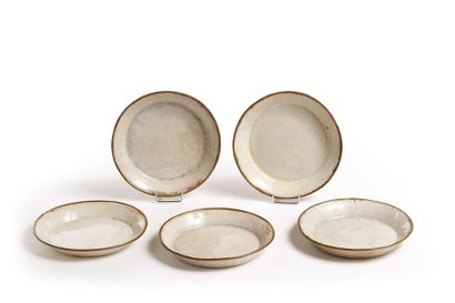 CHINE - Epoque MING (1368 - 1644) 
Ensemble de cinq petites coupelles en porcelaine...