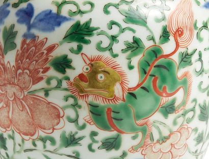 CHINE - EPOQUE KANGXI (1662 - 1722) 
Pot en porcelaine décorée en émaux polychromes...