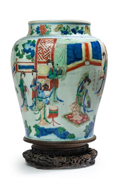 CHINE - PÉRIODE TRANSITION, XVIIE SIÈCLE 
Potiche de forme balustre en porcelaine...