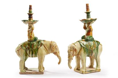CHINE - Dans le style TANG Paire d'éléphants en grès émaillé vert, jaune et beige...