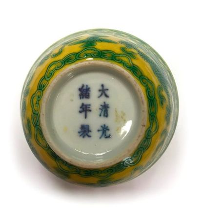 CHINE - Époque GUANGXU (1875 - 1908) 
Bol en porcelaine émaillée jaune et vert à...