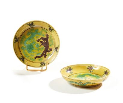 CHINE - Époque GUANGXU (1875 - 1908) 
Deux coupelles pouvant former paire en porcelaine...