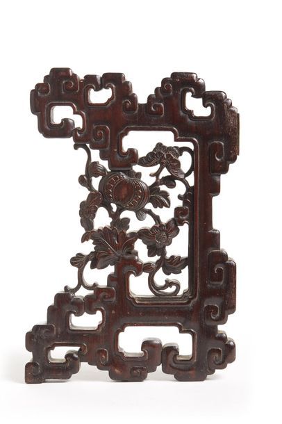 CHINE - XVIIIe siècle Support en zitan sculpté à quatre pans, à décor ajouré de papillons...