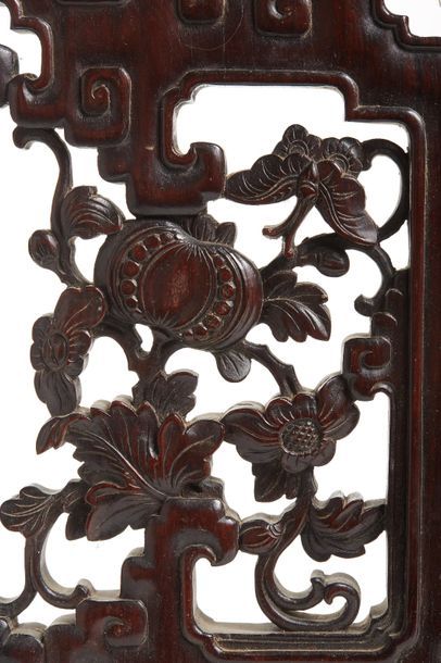 CHINE - XVIIIe siècle 
Support en zitan sculpté à quatre pans, à décor ajouré de...