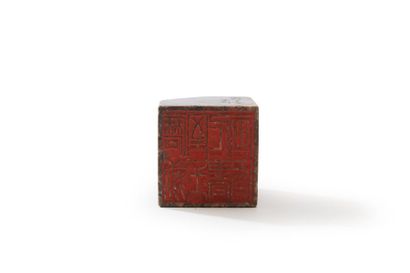 CHINE - Vers 1900 
Cachet de forme carrée en stéatite brune et veines blanches.
Au...