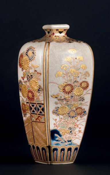 Fours de Satsuma - Epoque MEIJI (1868 - 1912) Vase balustre à col étroit en faïence...